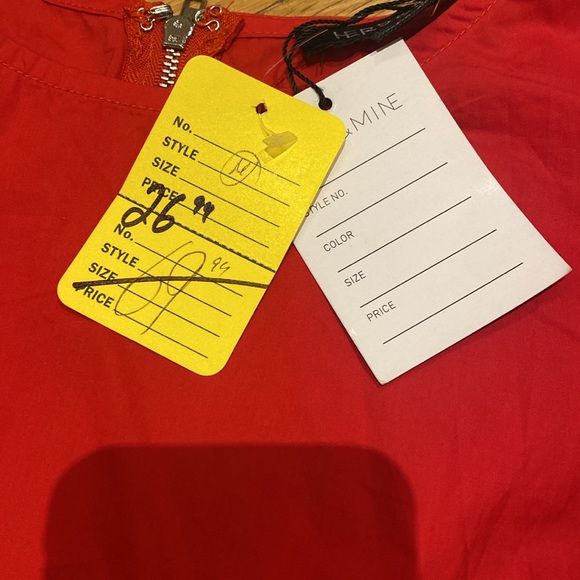 Hers&mine Woman’s red top with buff sleeves and tied sides - Picture 5 of 9